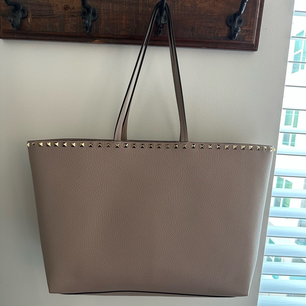 New Valentino Garavani Rockstud Calfskin Leather Tote Color Poudre/ Nude